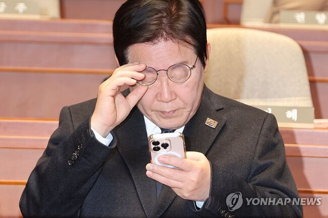 2024년 민주당 대표 시절 의원총회에서 스마트폰 화면을 보고 있는 이재명 (연합뉴스)