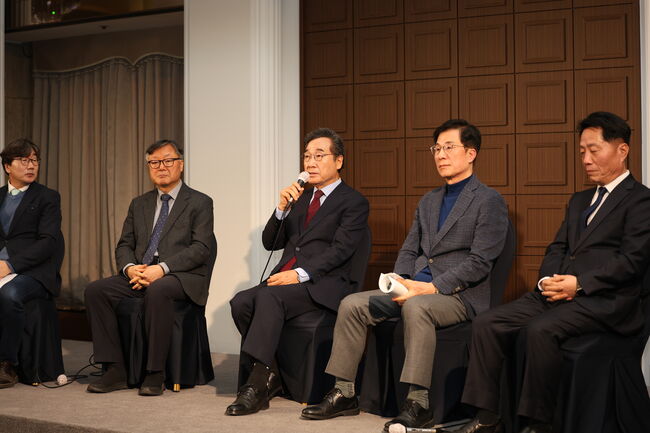 마무리 발언을 하는 이낙연 원장. 좌측부터 이영주 한양대 겸임교수, 김영수 영남대 특임교수, 이낙연 원장, 신경민 전 의원, 장덕천 법무법인 수어 대표변호사. (사진: 국가과제연구원)