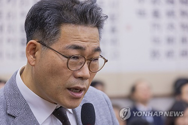 세관 마약수사 외압 의혹 관련해 합동수사팀에 파견된 백해룡 경정이 27일 서울 여의도 국회 법제사법위원회에서 열린 2025년 국정감사에서 의원 질의에 답하고 있다. (연합)