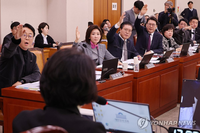 발언기회 요청하는 국민의힘 의원들