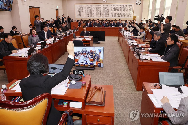 거수 표결하는 법사위원들