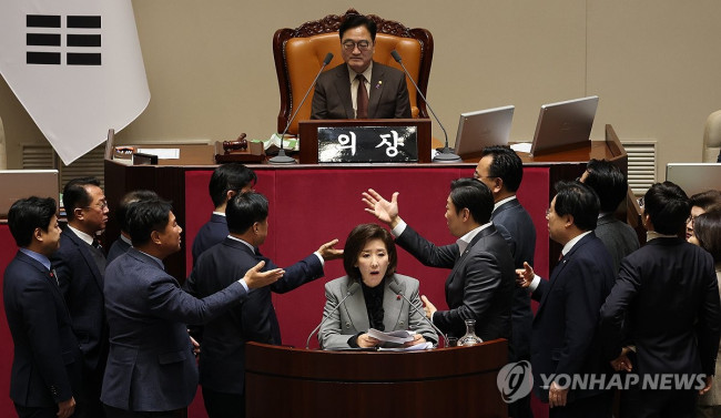 정기국회 마지막 날 필리버스터 충돌