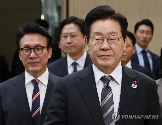 李 지지율 6%p↓ 폭싹..56%. 통일교 게이트 여파