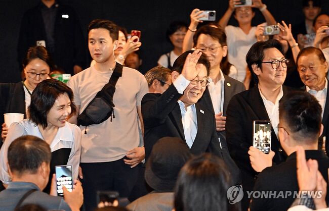 사진: 2025년 8월 17일, 이재명 대통령 부부와 다큐영화 '독립군' 을 관람하는 조진웅. 이 대통령이 관객들에게 인사하고 있다. (사진: 연합뉴스)