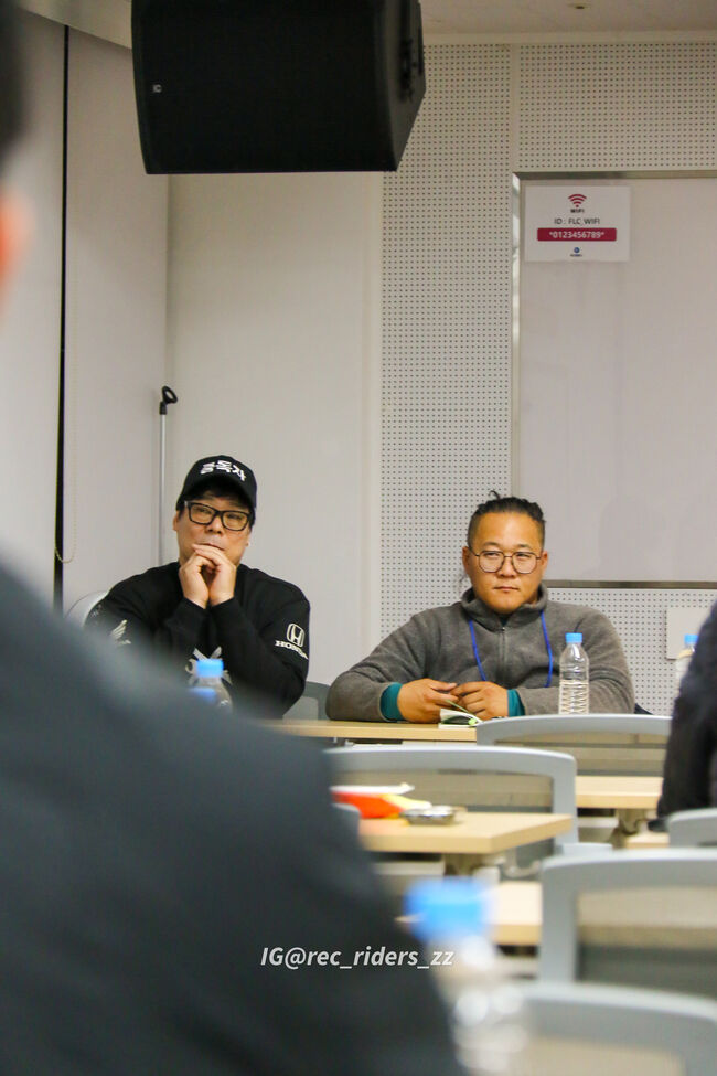 참가자들의 발언을 경청하고 있는 협회 준비위원회 (사진제공=rec_riders_zz)