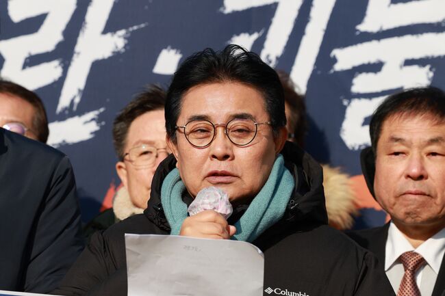 12.3 국회앞에서 현장최고위원회의 모두발언 중인 전병헌 대표 (사진-새미래민주당 제공)