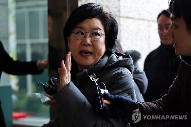 인사청문단 사무실로 출근하는 이혜훈 전 의원, 인턴직원에 대한 갑질 폭언과 보좌직원들에 대한 다양한 갑질, 재산증식 과정에서의 불법 의혹이 터져나오고 있다. (사진: 연합뉴스)