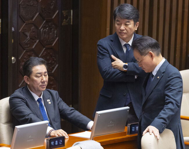 심각한 민주당 원내지도부 (서울=연합뉴스)