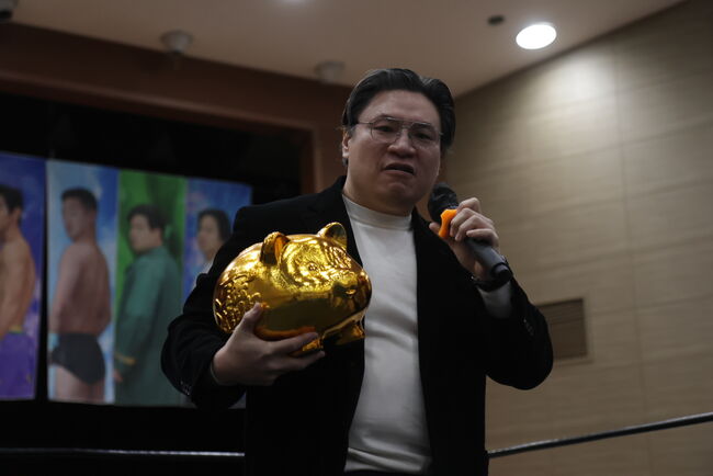 황금돼지 경기 룰을 설명하고 있는 김남훈 (사진 PWS 제공)