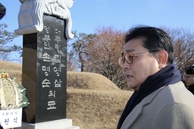 2026년 1월 1일 국립서울현충원에서 김대중, 김영삼 전 대통령 묘소 참배중인 새미래민주당 전병헌 대표