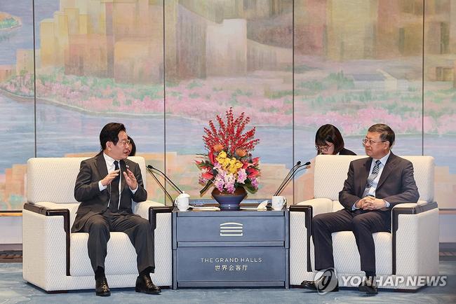 6일 중국 상하이 세계회객청에서 만찬에 앞서 천지닝 상하이시 당 서기와 환담하는 이재명 대통령. 이 대통령은 '양국의 선린 우호 감정' 의 중요성을 강조하며 '오랜 시간 근거 없고 필요하지도 않은 오해 때문에 양국 관계 발전이 가로막혔다' 고 말했다. (사진: 연합뉴스