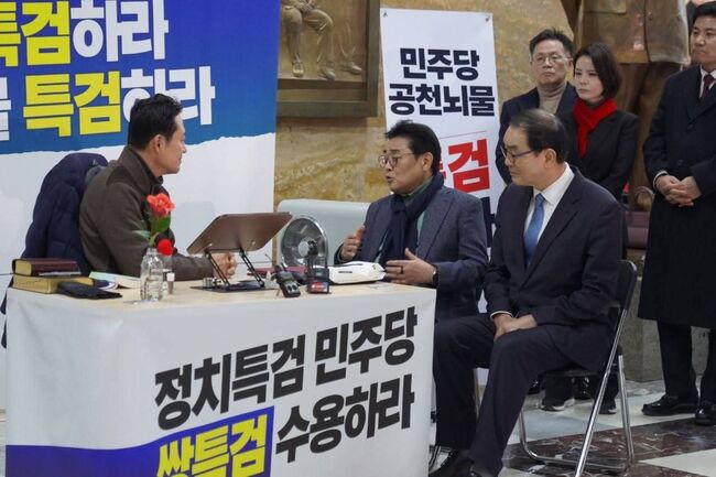 단식중인 장동혁 대표 예방하는 전병헌 새미래민주당 대표와 남평오 사무총장 (사진=새미래민주당 제공)