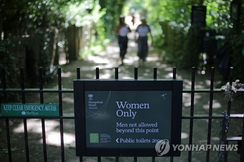 영국 런던 햄스테드 히스의 수영장 앞의 '여성전용' 표지판. 여성들만 출입할 수 있는 이 수영장에 트랜스젠더들이 출입하기 시작하면서 찬반 여론이 거세게 일었다. (사진: 연합뉴스)