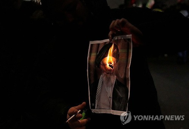 불타고 있는 하메네이 사진