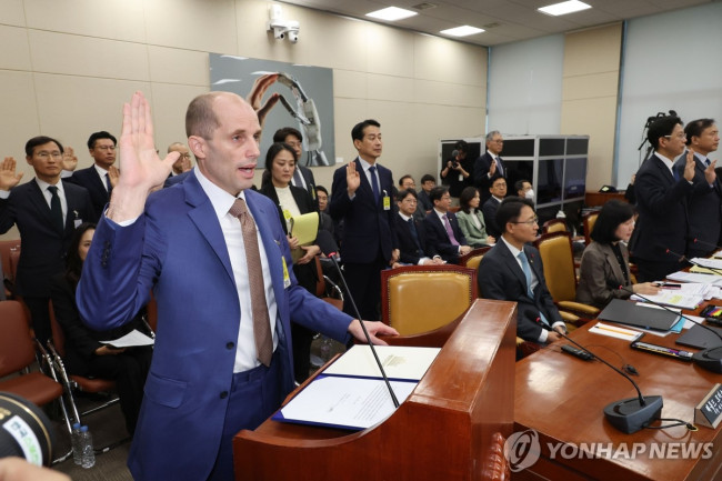증인 선서하는 로저스 쿠팡 임시대표