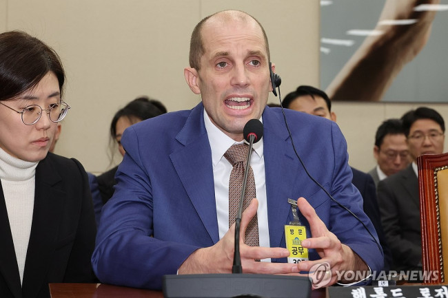 답변하는 로저스 쿠팡 임시대표