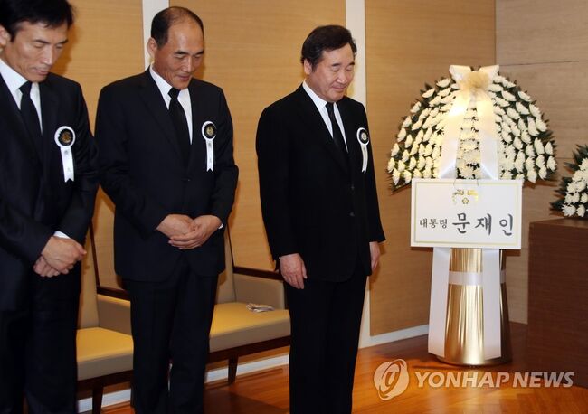 모친상 빈소에서 이낙연 총리와 가족들. 뒤로 문재인 대통령의 조화가 보인다. (사진: 연합뉴스)