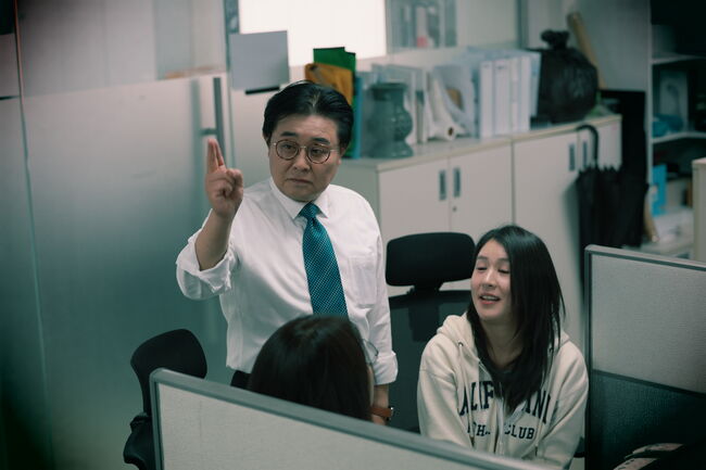 새민상사 대표로 출연한 전병헌 대표(좌)와 이정수 당원