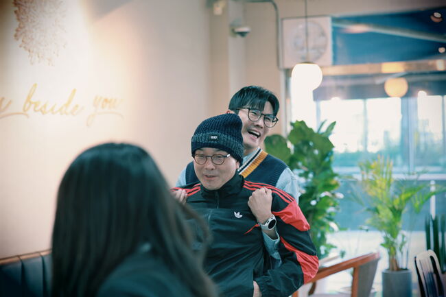 영포티를 연기한 남평오 사무총장(좌)와 최재영 당원