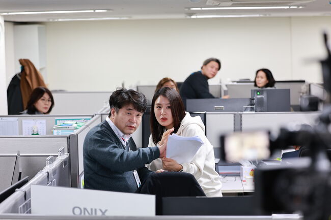 열연을 펼치고 있는 이병구 사무부총장(좌)과 이정수 당원