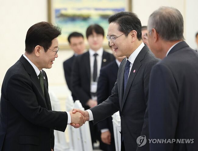 이재명 대통령이 4일 청와대에서 열린 '청년 일자리와 지방투자 확대를 위한 기업간담회'에 입장하며 이재용 삼성전자 회장과 인사하고 있다. (사진=연합뉴스)