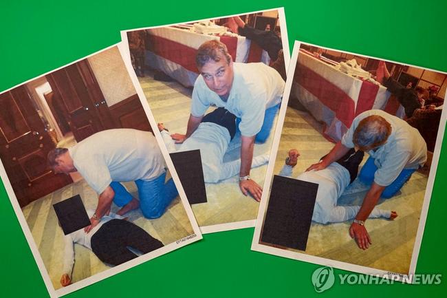 엡스틴 파일 공개에 포함된 앤드류 왕자의 사진. 바닥에 누워있는 여성을 내려다보는 앤드류 왕자. 그는 2022년 엡스틴 연루 건으로 왕실직위를 박탈당했다. (사진: 연합뉴스)