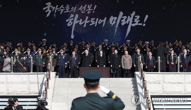 거수경례하는 이재명 대통령