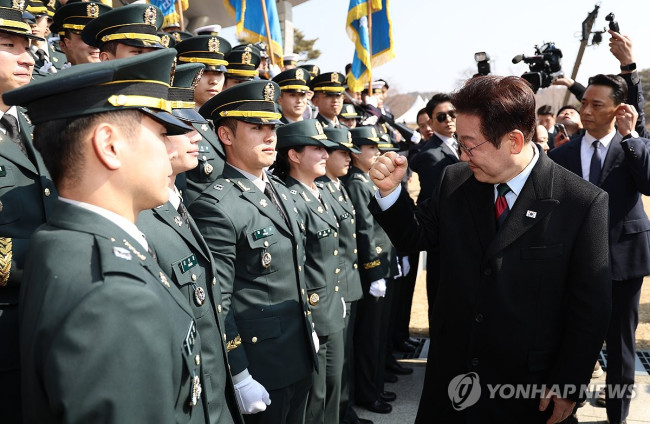 신임 장교들 격려하는 이재명 대통령