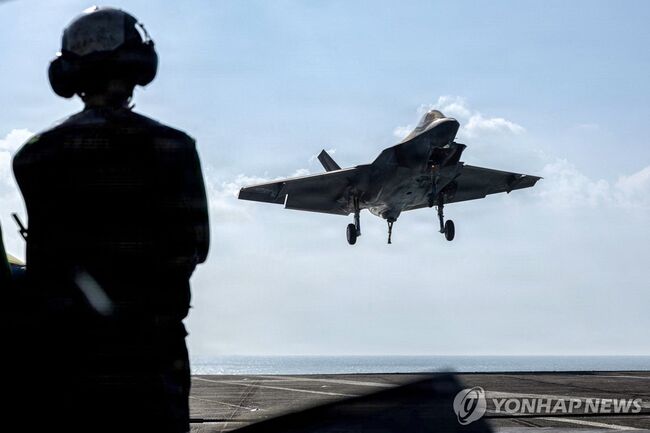 2월 12일 걸프해에 전개된 미군 에이브러햄 링컨호 항공모함에 착함중인 F-35C 라이트닝Ⅱ 전투기 (사진=연합뉴스)