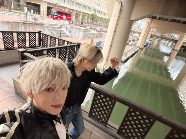 © 2026.02.22. 앰퍼샌드원 Weverse. 왼쪽부터 각각 나캠든, 최지호.