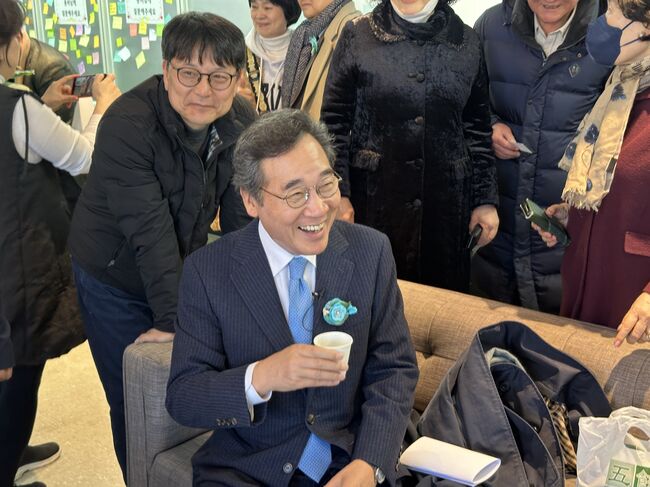 이낙연 전 국무총리가 '오병이어'의 뜻을 설명하며 웃음을 터트리고 있다 (사진=팩트파인더)