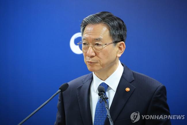 정성호 법무부장관은 11일 기자회견에서 '공소취소를 말한 적 없다' 며 김어준 방송의 내용을 전면 부인했다. (사진: 연합뉴스)