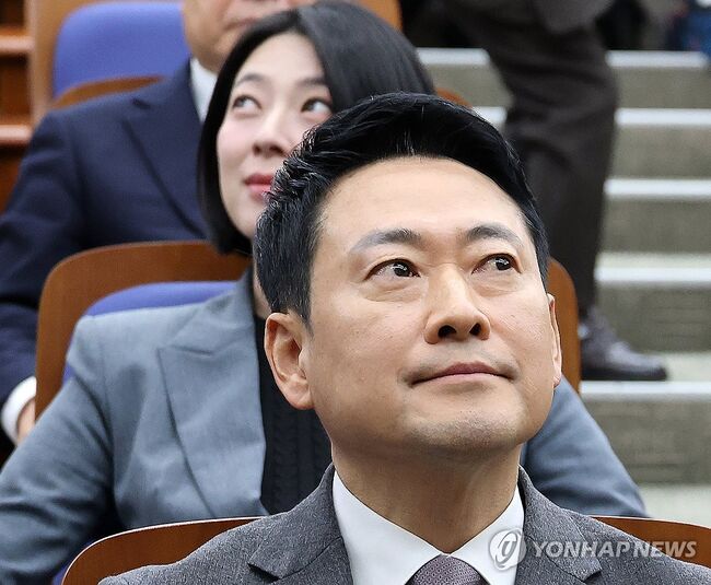 국민의힘 의총장에서 서로 다른 곳을 바라보고 있는 장동혁 대표와 배현진 의원. (사진: 연합뉴스)