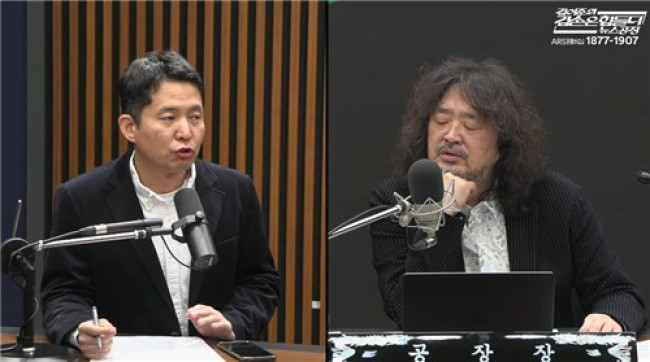 지난 10일 '김어준의 겸손은 힘들다 뉴스공장'에 출연한 장인수 전 MBC 기자(왼쪽)