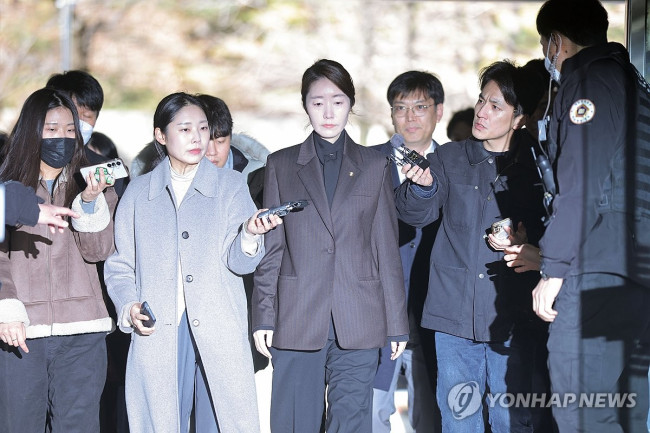 법정 들어서는 강선우 의원