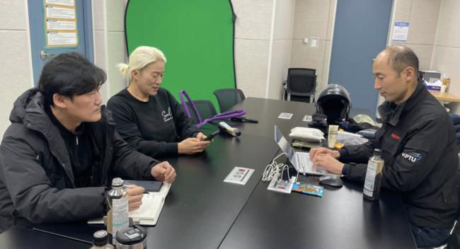 긴급회의를 진행중인 이실협 전창욱 협회장, 김효진 운영실장 그리고 라이더 유니온 구교현 지부장 (좌측부터)