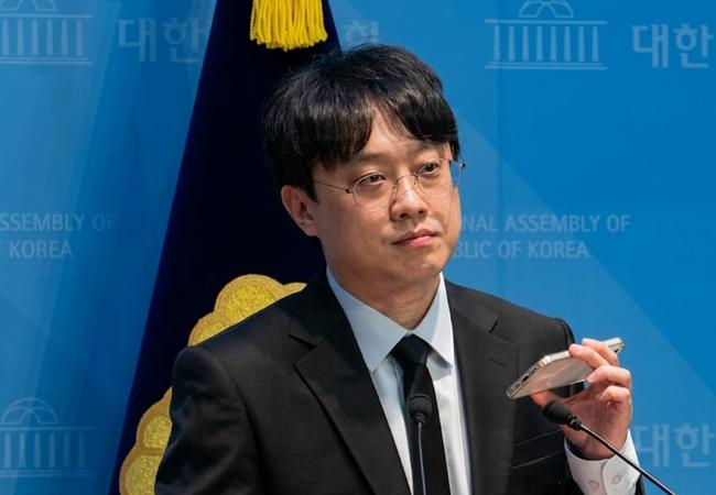 기자회견 하는 백광현씨 (사진-유튜브 '백브리핑' 화면 캡쳐)