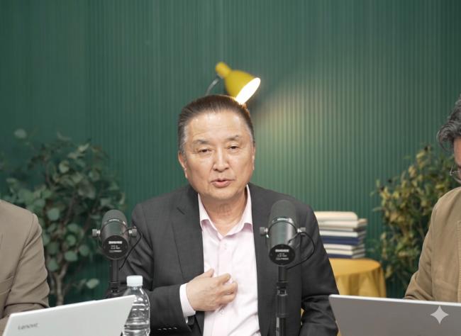 인터뷰 중인 김영환 도지사 (정치신세계 유튜브 화면 캡쳐)