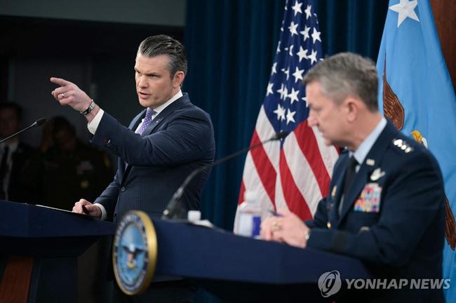 브리핑하는 헤그세스 국방장관과 케인 합참의장. (사진: 연합뉴스)
