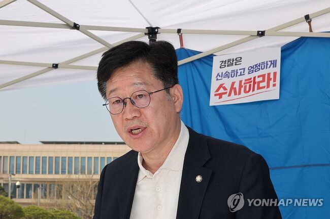 6·3 지방선거 더불어민주당 전북지사 경선에서 이원택 의원에게 패배한 후 이 후보의 '식사비 대납' 의혹에 대한 재감찰을 요구하며 단식 농성을 벌이고 있는 안호영 의원이 15일 국회 본청 앞 농성장에서 입장 발표를 하고 있다 (사진=연합뉴스)
