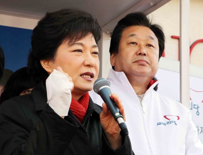 2012년 부산 구포에서 선거유세를 하고 있는 박근혜 당시 선대위원장 (자료사진)