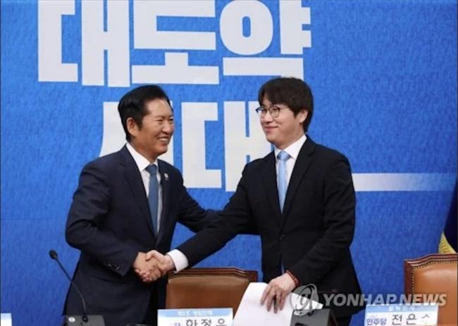 정청래 대표와 악수하는 하정우 전 AI수석(사진=연합뉴스)
