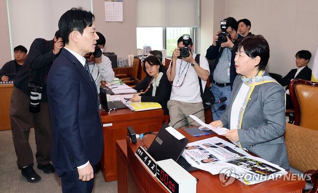 '쌍방울 대북 송금' 사건을 수사했던 박상용 인천지방검찰청 부부장검사가 3일 국회에서 열린 '윤석열정권 정치검찰조작기소 의혹사건 진상규명' 국정조사특별위원회 전체회의에서 서영교 위원장에게 증인선서 거부 소명서를 제출한 뒤 언쟁을 벌이고 있다. (서울=연합뉴스)