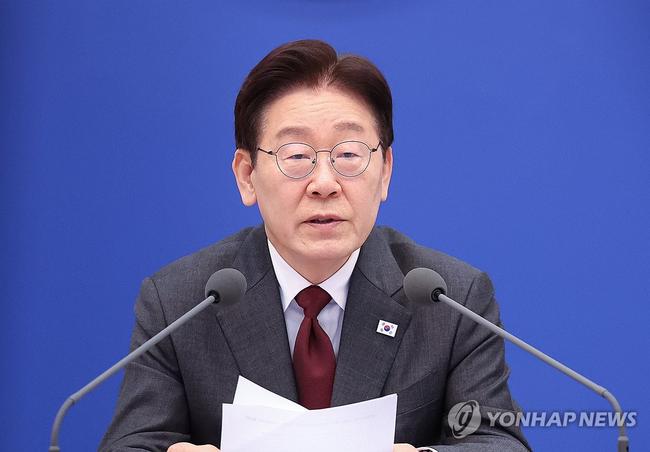 이재명 대통령은 4월 6일 국무회의에서 "대한민국은 중동전쟁으로 인한 전시 상황"이라며 "국정에 혼란을 주는 가짜뉴스를 의도적으로 퍼뜨리는 행위는 반란 행위나 다름없다"고 비판했다. (사진: 연합뉴스)