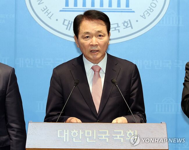 국회 국방위원회 위원장인 성일종 국민의힘 의원이 22일 국회 소통관에서 정동영 통일부 장관의 이른바 '북한 구성 소재 핵시설' 언급과 관련, 기자회견을 열고 있다. (서울=연합뉴스)