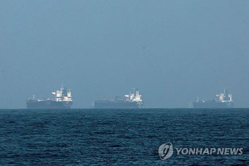 호르무즈 해협 봉쇄로 인근 해안에 대기 중인 유조선들.(사진: 연합뉴스)