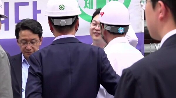 사고현장에서 미소를 짓고 있는 김동아 의원 (인터넷 커뮤니티 갈무리)
