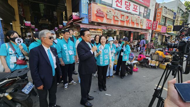 보도진들 앞에서 울산남구갑 국회의원 이미영후보를 지지 호소하는 전병헌 대표(울산 신정시장 앞 : 독자제공)