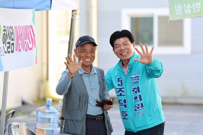 운교2리 경로당 어르신들을 찾아 봉사활동 하는 조덕호 후보 (사진 : 최동휘 기자)