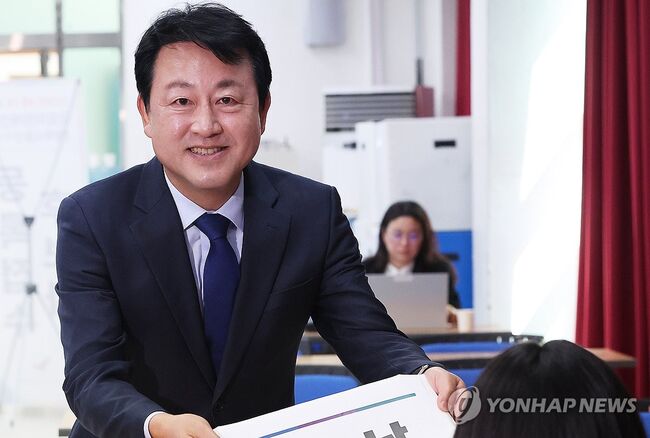 11년 전 보좌관 폭행 논란이 재점화된 김용남 경기평택을 민주당 후보 (사진=연합뉴스)